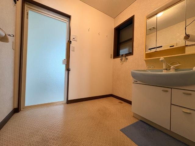 のどかな住宅街にある三和区神明町の家 洗面