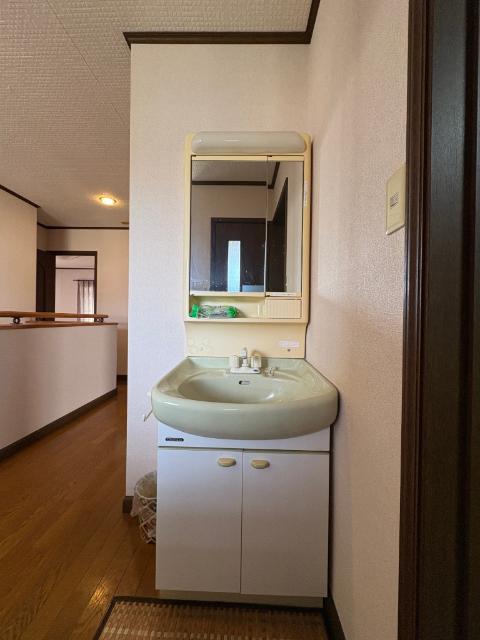 のどかな住宅街にある三和区神明町の家 洗面