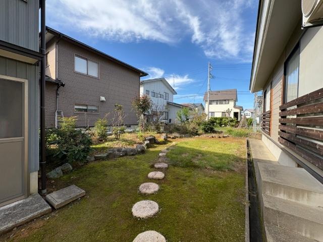 のどかな住宅街にある三和区神明町の家 庭