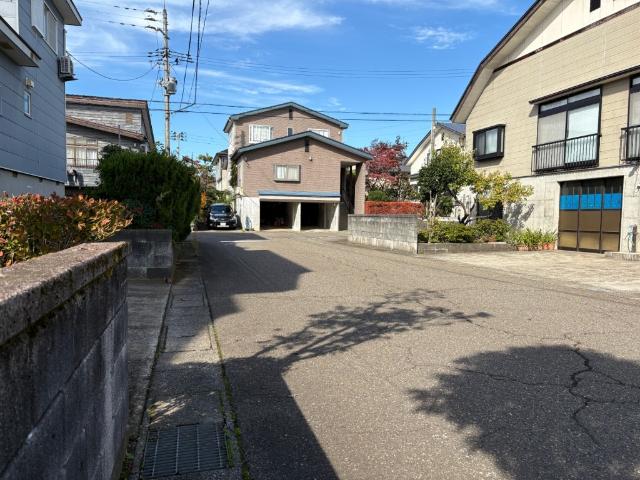 のどかな住宅街にある三和区神明町の家 前面道路含む現地写真