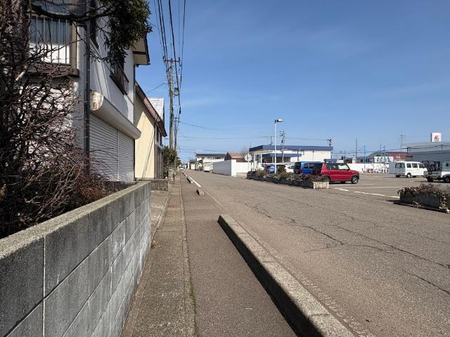 バイパスへのアクセス良好！便利な下源入の家 前面道路含む現地写真