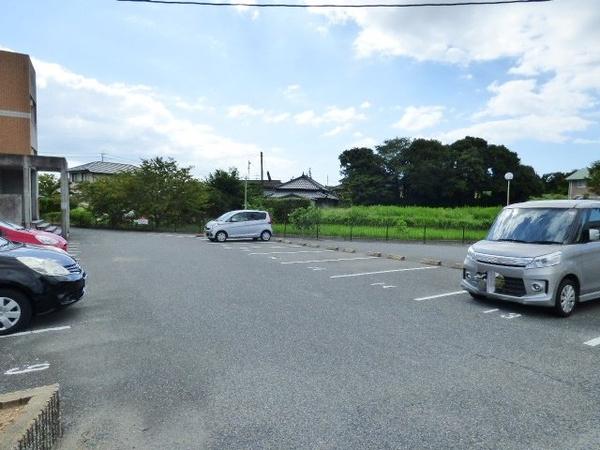 ニューリバティ藤田（102） 駐車場