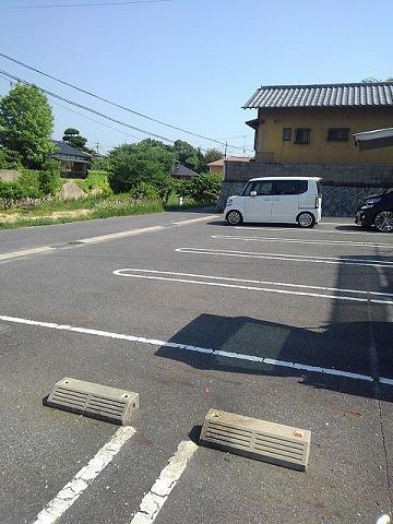 シャイニー・ウィングス　Ａ（102） 駐車場