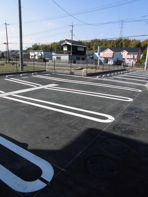 クレアンジュ　ニーナⅡ（103） 駐車場