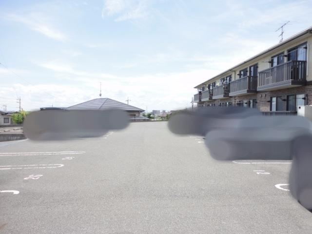 エミネンス上野中（203） 駐車場