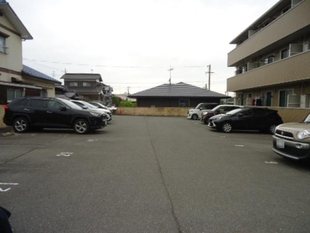 ドゥ ルミエール（301） 駐車場
