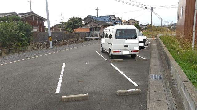 クレセント・ピア（102） 駐車場
