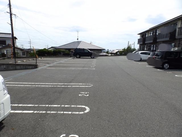 エミネンス上野中（201） 駐車場