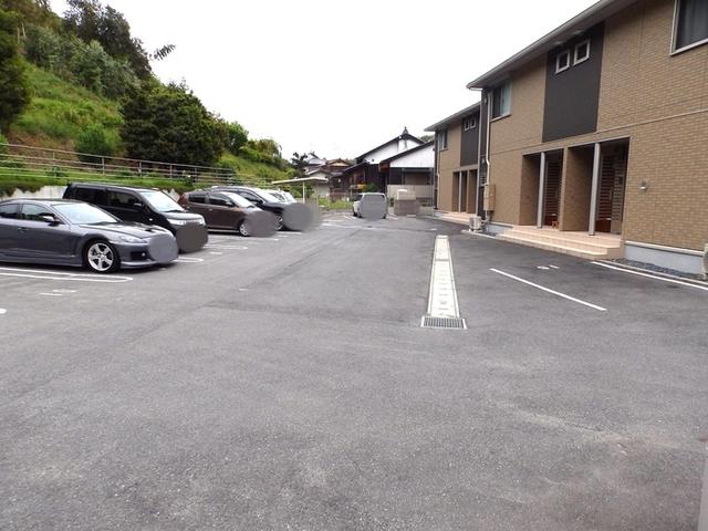 アベニュー中山Ⅱ（105） 駐車場