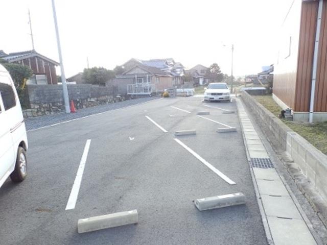 クレセント・ピア（101） 駐車場