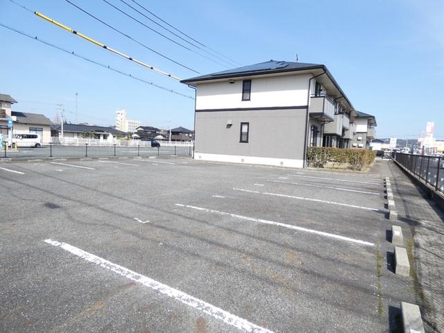 カムール際波　B棟（B101） 駐車場