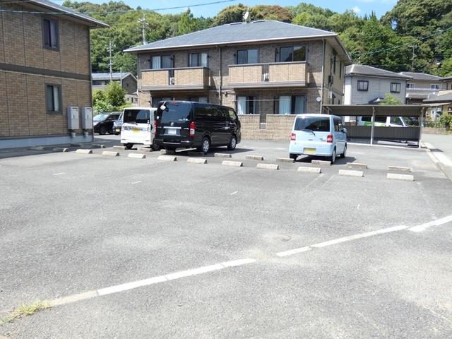 アベニュー中山　B棟（B101） 駐車場