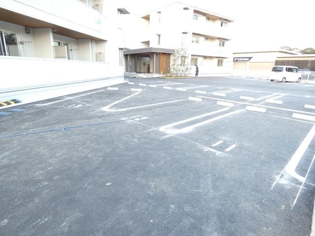 クレストヒルズ　A棟（301） 駐車場