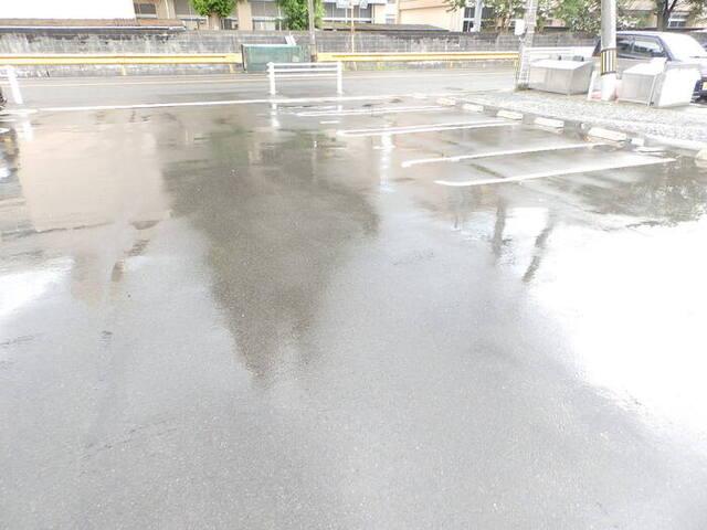 アーバン宮地D（102） 駐車場