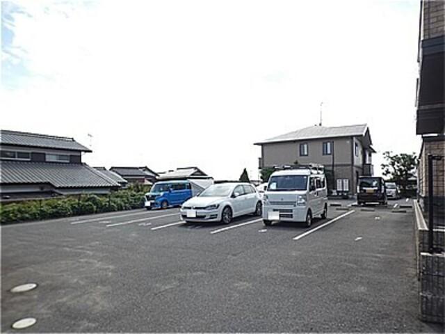 ルミエール　参番館（参番館101） 駐車場