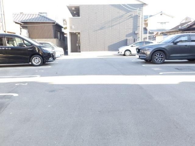 シャルム西本町　B棟（B202） 駐車場