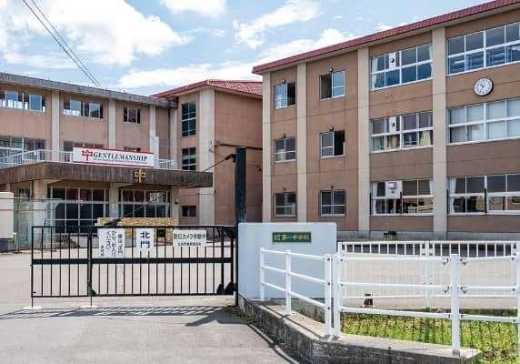 弘前市立第一中学校：1505m