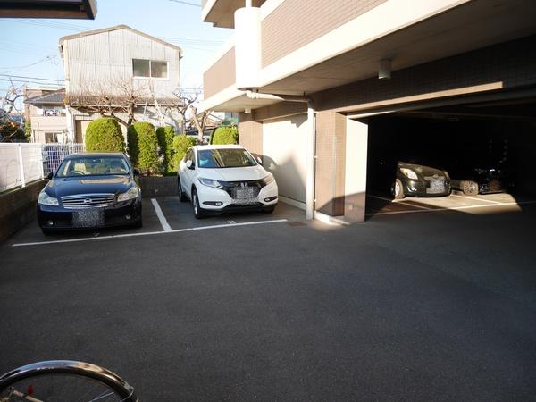 ファースト（407） 駐車場