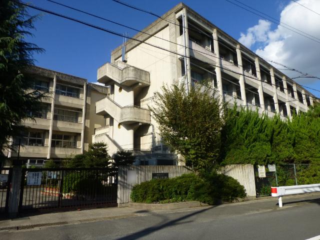 長岡京市立長岡第三中学校：2326m