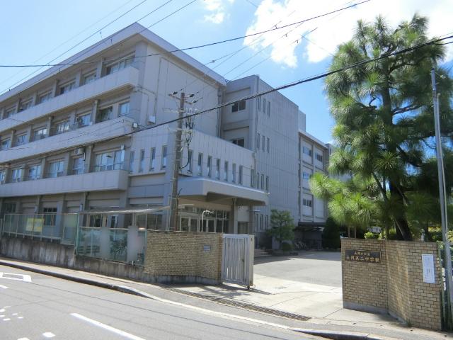 長岡京市立長岡第二中学校：894m