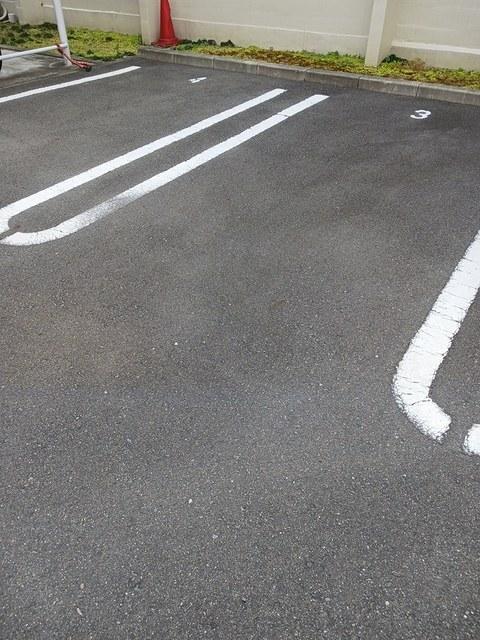 ルミエール車塚（201） 駐車場