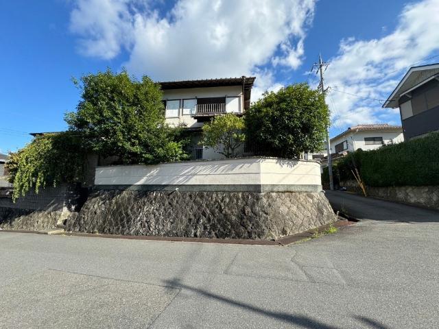 【現況建物の登記内容】 構造：木造瓦葺2階建 床面積：1階 67.18㎡　2階 25.92㎡ 建築年月：昭和51年3月