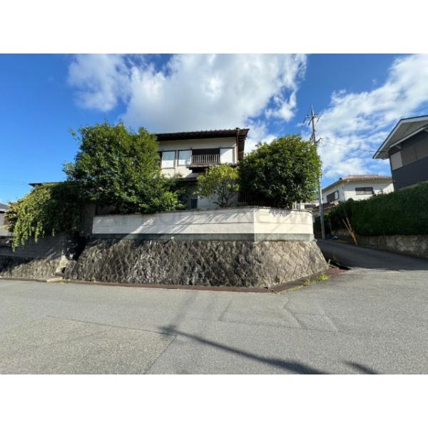 【現況建物の登記内容】 構造：木造瓦葺2階建 床面積：1階 67.18㎡　2階 25.92㎡ 建築年月：昭和51年3月