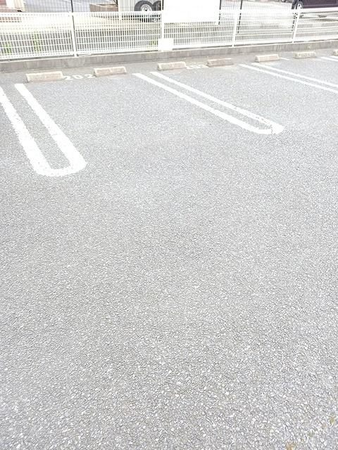 ブリズ・セゾン（202） 駐車場