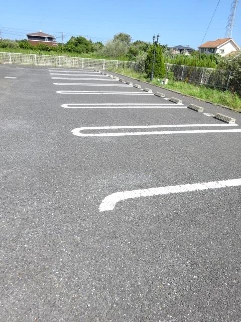フォーシーズンⅢ（203） 駐車場