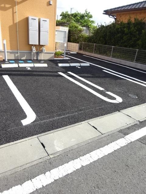 アベニールカルミア（202） 駐車場