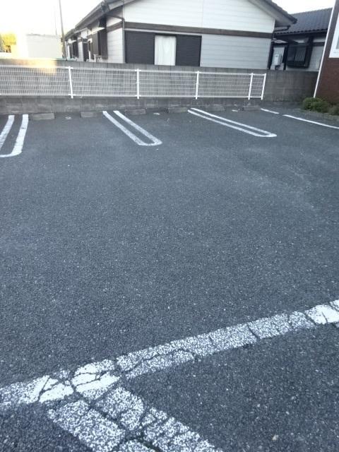 アヴニールⅠ（201） 駐車場