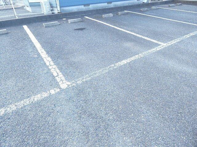 エレガンテ・Ｍ　Ⅰ（103） 駐車場