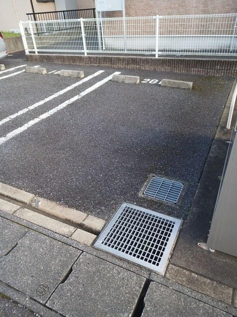 チャンプデブレ（101） 駐車場