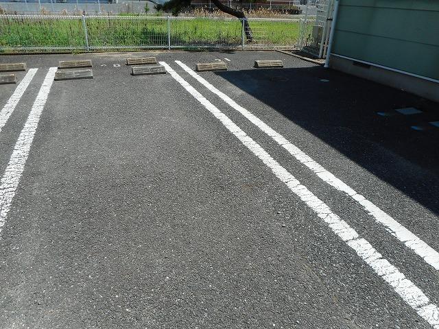 フォンテーヌ・Ⅲ（201） 駐車場