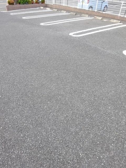 アヴニールⅦ（202） 駐車場