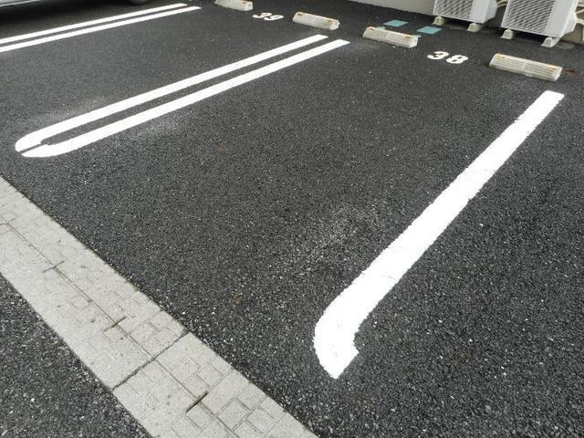 メゾンブリーズⅧ（202） 駐車場