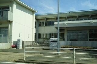 鹿島小学校：570m