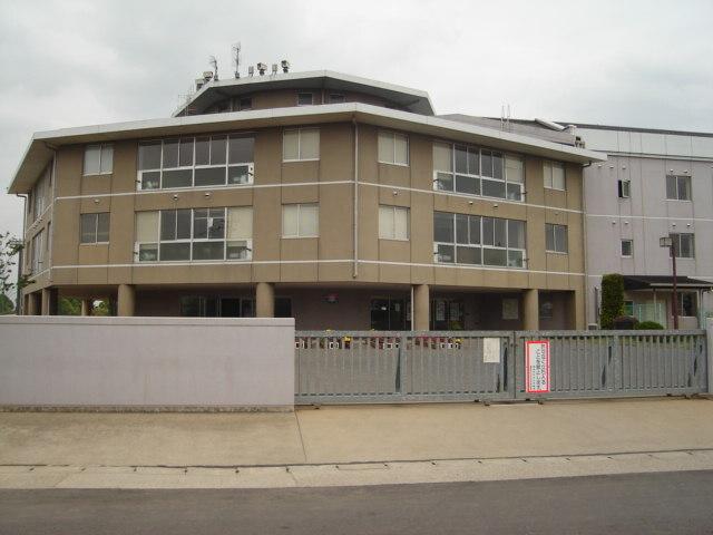日の出中学校：870m