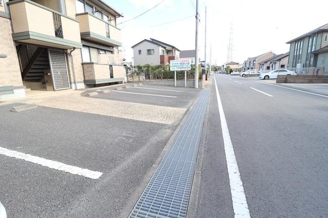 コンフォール・オリエ（B101） 駐車場