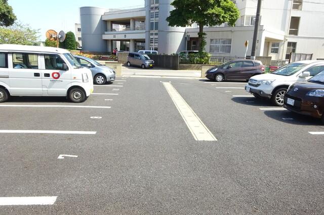 ルミエール　A（202） 駐車場