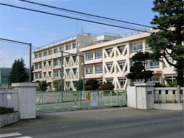 所沢市立西富小学校：698m