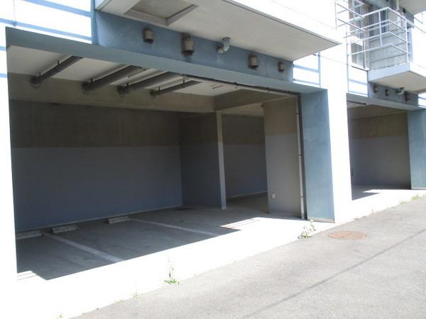 草加市草加マンション 駐車場
