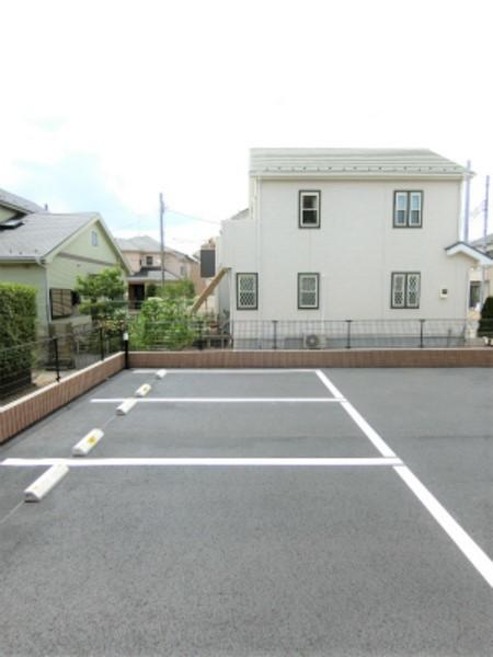 草加市氷川町アパート 駐車場