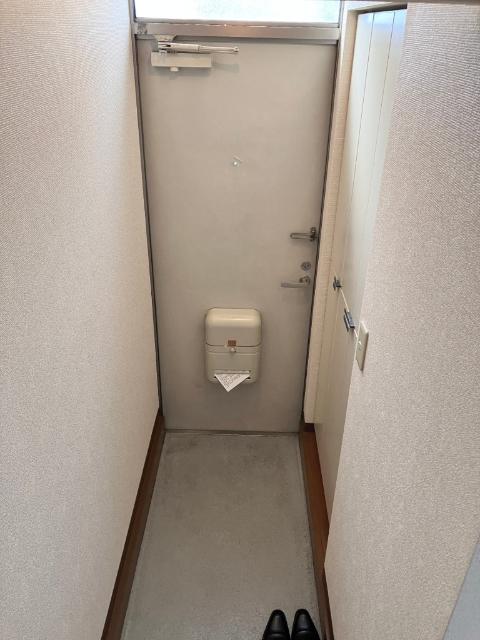 草加市金明町アパート 玄関