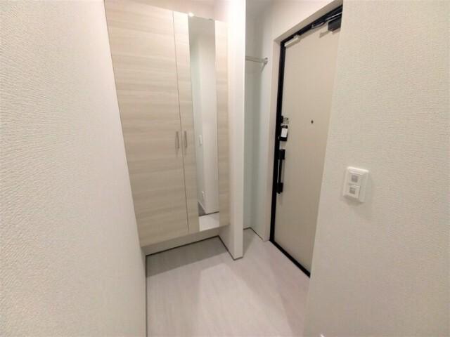 草加市金明町アパート 玄関
