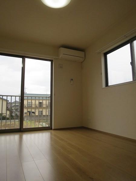 キャメル草加吉町（102） リビング