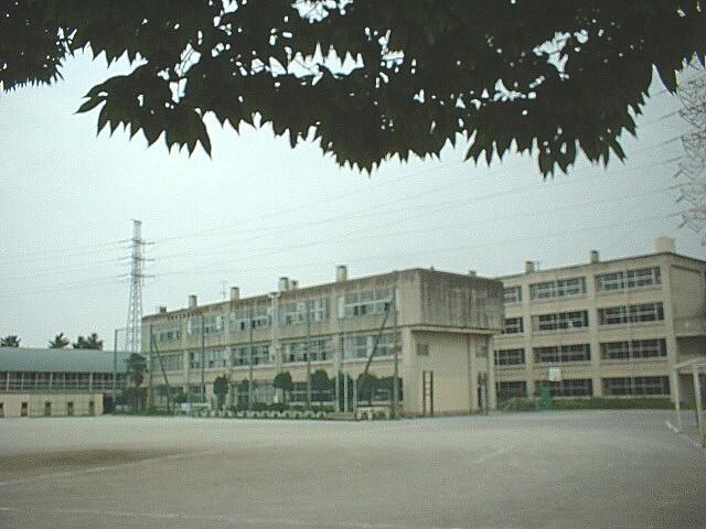 草加市立川柳中学校：736m