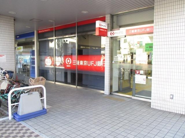 三菱UFJ銀行草加駅前支店：571m