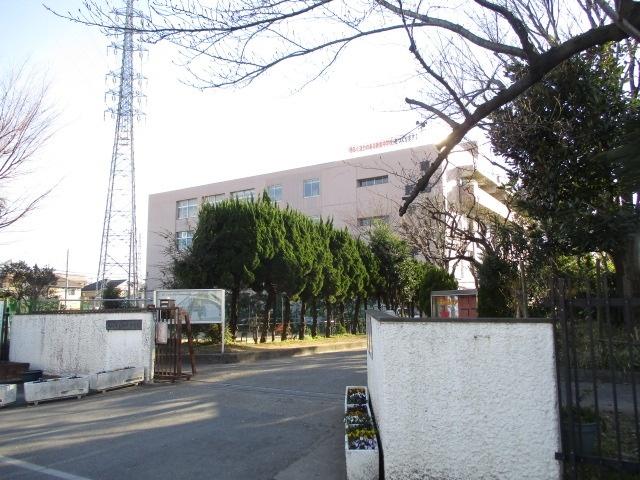 草加市立新栄中学校：381m