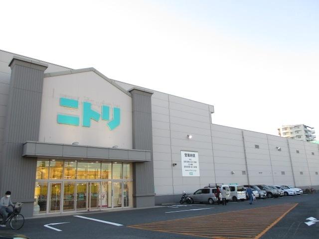 ニトリ草加店：911m